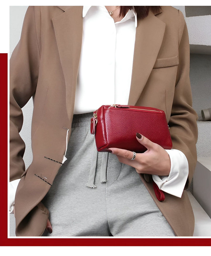 Femme tenant une pochette rouge avec zipper doré., 46266441924832,46266441957600,46266441990368