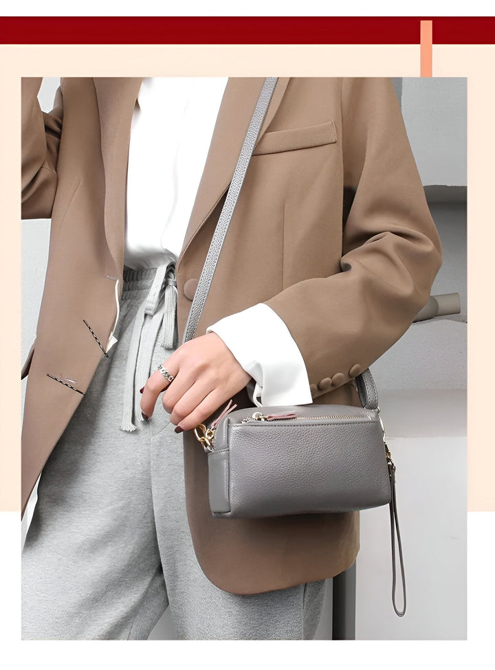 Personne en blazer marron, sweat gris, portant un sac gris en cuir grainé., 46266441924832,46266441957600,46266441990368