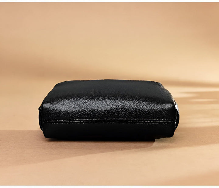 Pochette noire rectangulaire en cuir grainé avec coutures., 46266441924832,46266441957600,46266441990368