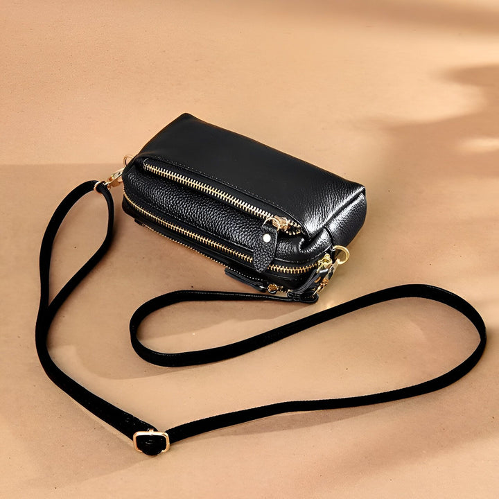 Petit sac à main noir en cuir grainé avec multiples fermetures éclair dorées, 46266441924832,46266441957600,46266441990368
