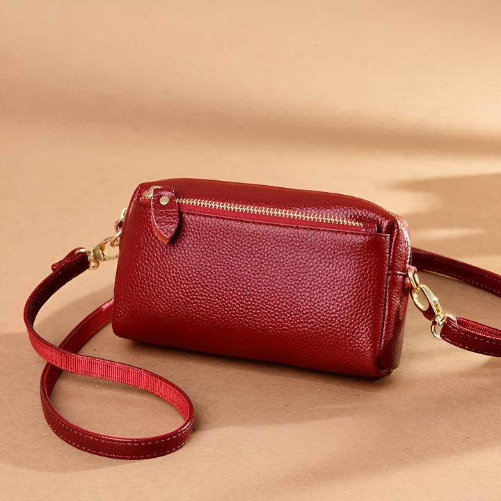 Sac à bandoulière rouge en cuir avec texture et zip doré, 46266441924832,46266441957600,46266441990368
