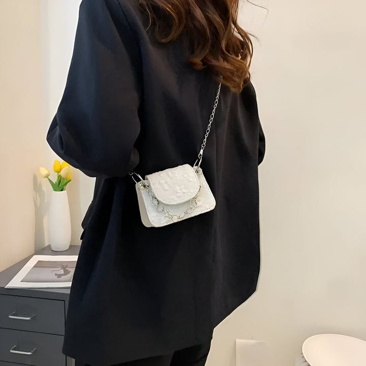 Petit sac blanc texturé avec chaîne argentée porté par une personne en blazer noir., 46193968414944,46193968447712,46193968480480,46193968513248,46193968546016