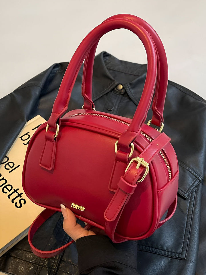 Sac bowling rouge en similicuir avec double anse et bandoulière, détails dorés., 46262992044256,46262992077024,46262992109792,46262992142560,46262992175328
