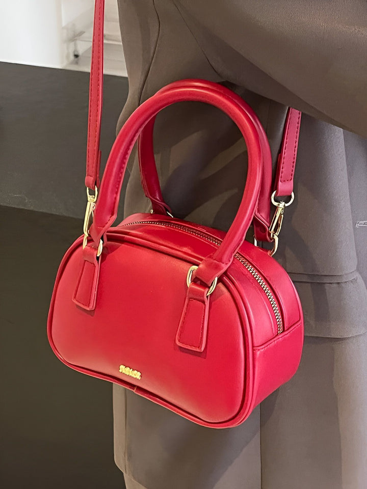 Sac à main rouge vif mini porté avec bandoulière et poignées dorées., 46262992044256,46262992077024,46262992109792,46262992142560,46262992175328