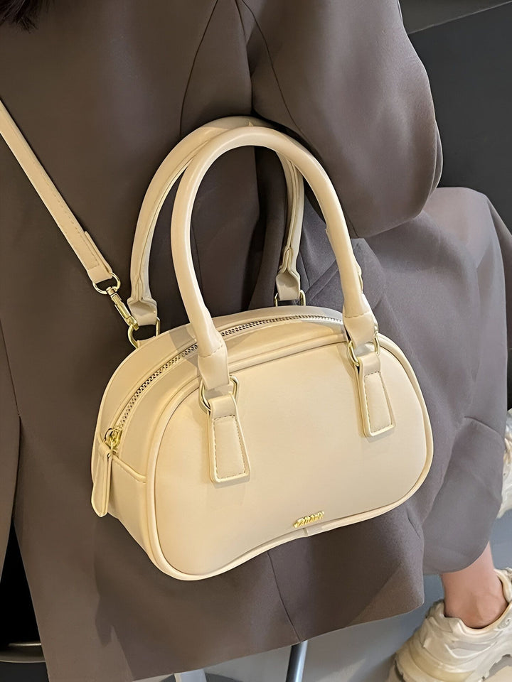 Sac à main crème style satchel avec poignées et bandoulière amovible, détails dorés., 46262992044256,46262992077024,46262992109792,46262992142560,46262992175328