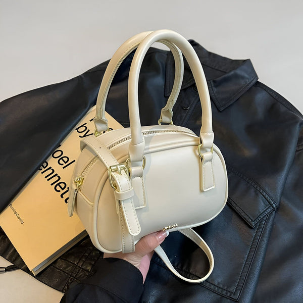 Sac bowling beige clair avec anses sur veste en cuir noir., 46262992044256,46262992077024,46262992109792,46262992142560,46262992175328