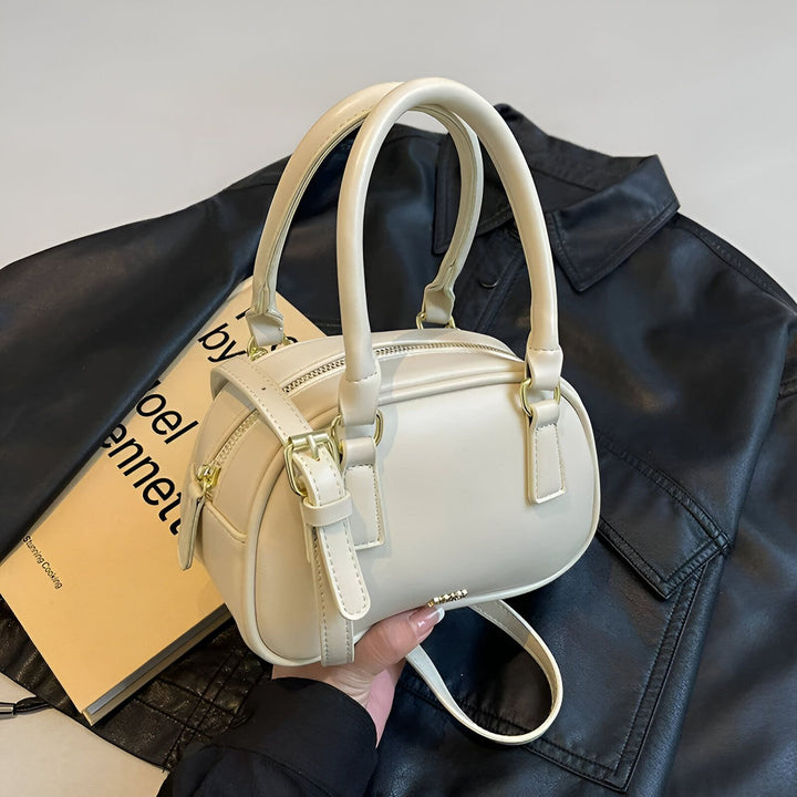 Sac bowling beige clair avec anses sur veste en cuir noir., 46262992044256,46262992077024,46262992109792,46262992142560,46262992175328