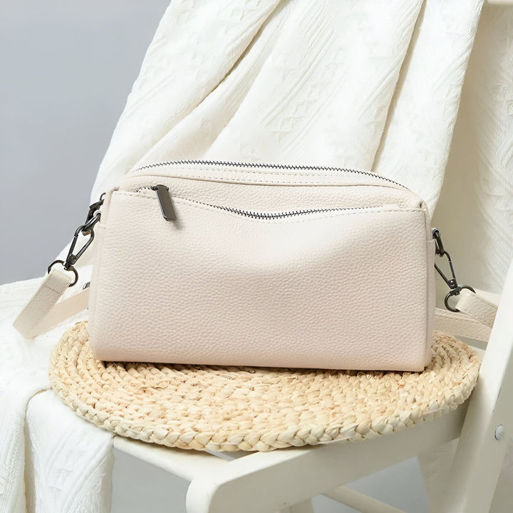 Sac bandoulière en cuir grainé crème avec double zip, sur natte de paille., 46266441760992,46266441793760