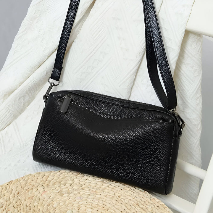 Sac à bandoulière en cuir grainé noir posé sur tissu blanc, 46266441760992,46266441793760