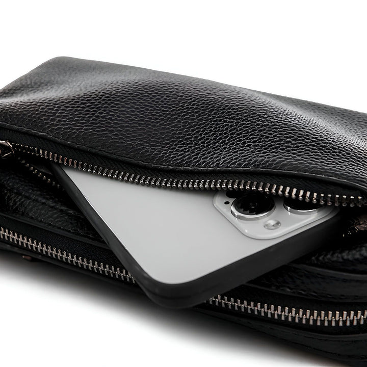 Smartphone glissé dans une pochette en cuir noir zippée., 46266441760992,46266441793760
