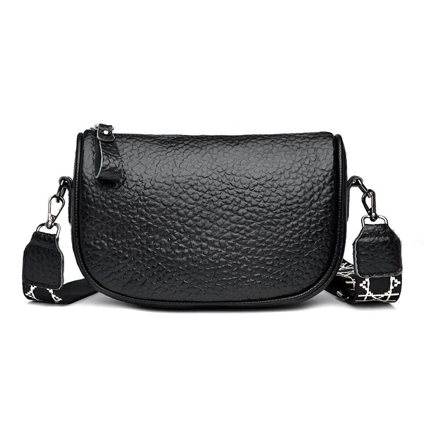 Sac bandoulière noir en cuir texturé avec sangle à motif blanc et noir., 46264208425184,46264208457952,46264208490720,46264208523488