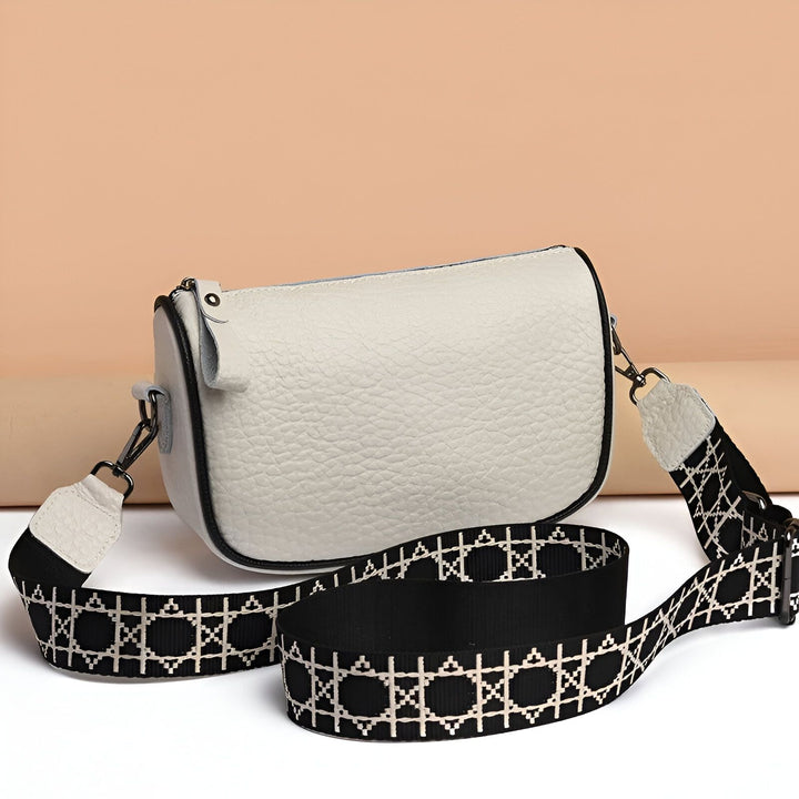 Sac bandoulière blanc en cuir grainé, sangle large à motif géométrique noir et blanc., 46264208425184,46264208457952,46264208490720,46264208523488