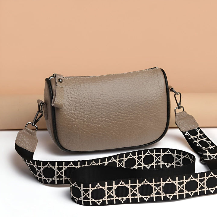 Sac bandoulière en cuir taupe avec sangle motif géométrique noir et blanc., 46264208425184,46264208457952,46264208490720,46264208523488