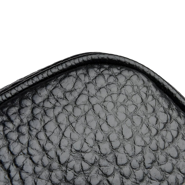 Gros plan d'un coin de cuir noir grainé avec couture., 46264208425184,46264208457952,46264208490720,46264208523488