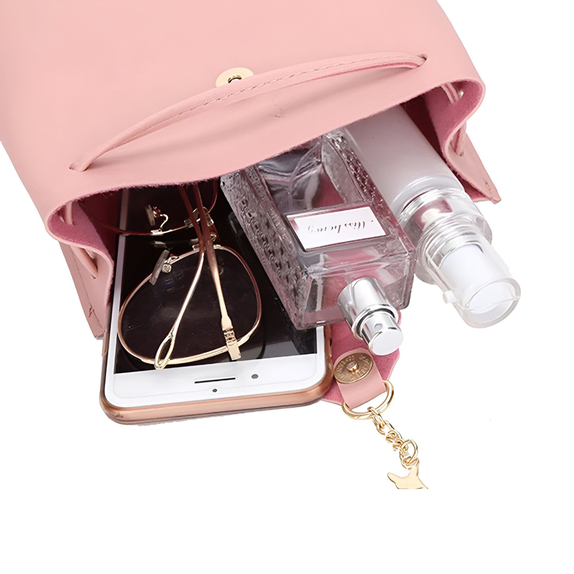 Un sac à dos rose ouvert avec un téléphone, des lunettes de soleil, du parfum et une lotion à l'intérieur.