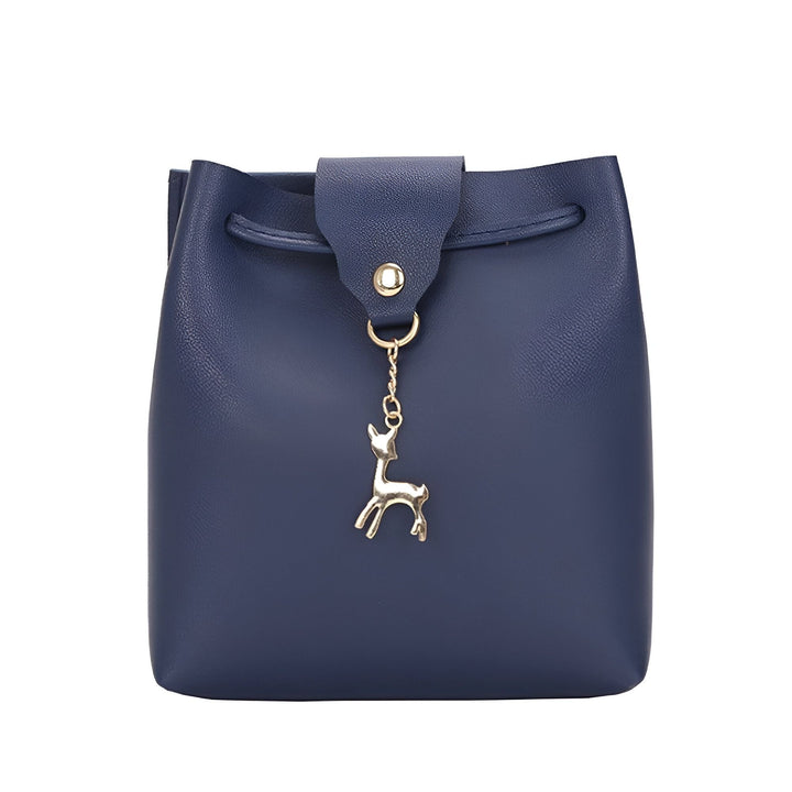 Sac seau en similicuir bleu marine avec fermoir et charm cerf doré., 46262994305248,46262994338016,46262994370784,46262994403552,46262994436320,46262994469088