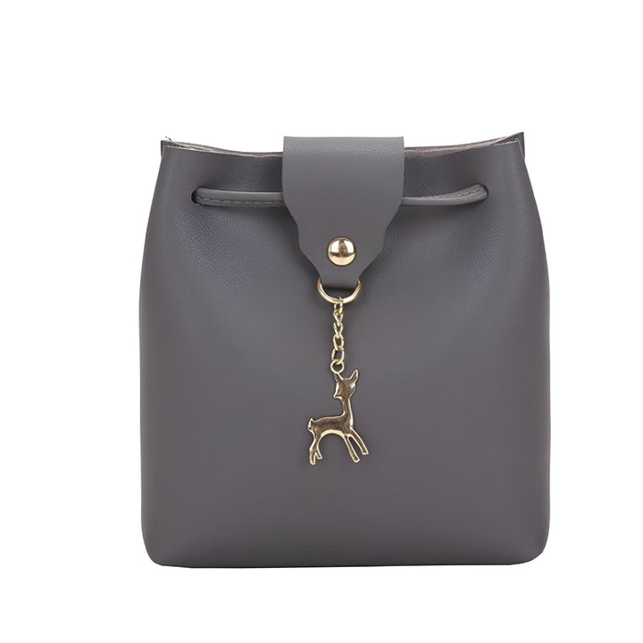 Sac seau gris en cuir synthétique avec cordon, rabat boutonné et charm cerf doré., 46262994305248,46262994338016,46262994370784,46262994403552,46262994436320,46262994469088