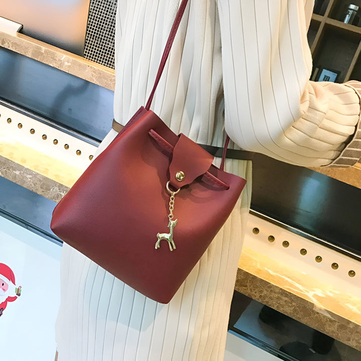 Sac seau bordeaux porté épaule avec breloque dorée en forme de cerf, 46262994305248,46262994338016,46262994370784,46262994403552,46262994436320,46262994469088