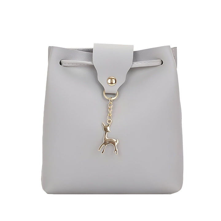 Sac seau gris en similicuir avec cordon de serrage et breloque cerf doré., 46262994305248,46262994338016,46262994370784,46262994403552,46262994436320,46262994469088