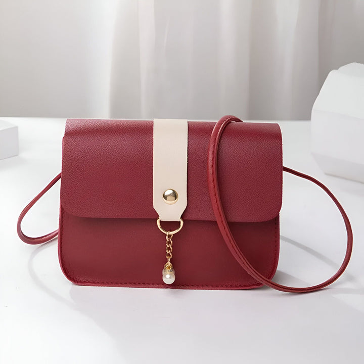 Petit sac à bandoulière rouge bordeaux avec bande crème et pendentif perle., 46262754246880,46262754279648,46262754312416,46262754345184,46262754377952