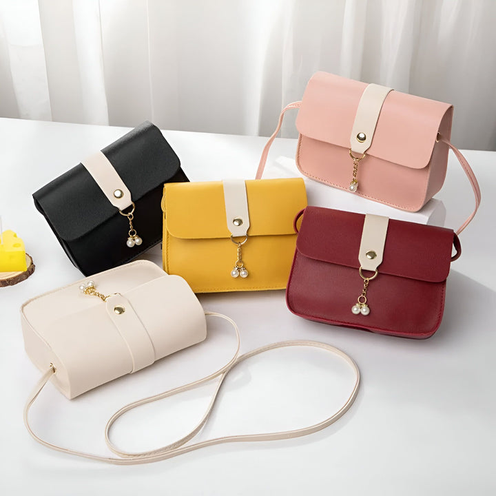 Plusieurs petits sacs à bandoulière de couleurs noir, jaune, rose, bordeaux, crème avec charms., 46262754246880,46262754279648,46262754312416,46262754345184,46262754377952