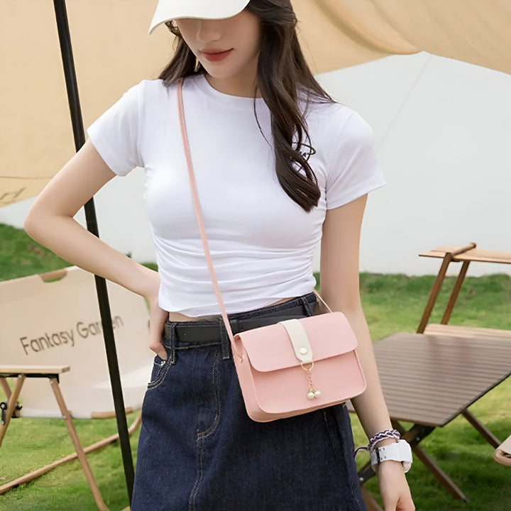 Jeune femme portant casquette blanche, t-shirt blanc, jupe et sac bandoulière rose., 46262754246880,46262754279648,46262754312416,46262754345184,46262754377952