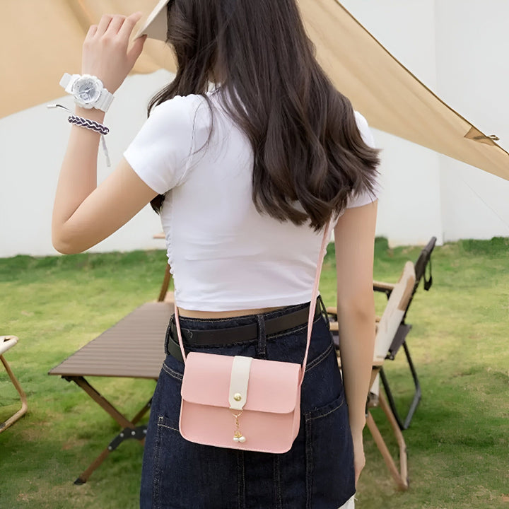 Jeune femme de dos portant un petit sac rose en bandoulière., 46262754246880,46262754279648,46262754312416,46262754345184,46262754377952
