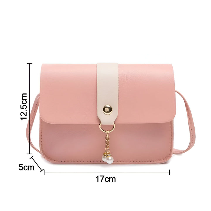 Petit sac bandoulière rose avec patte beige, bouton doré et breloque perles, 46262754246880,46262754279648,46262754312416,46262754345184,46262754377952