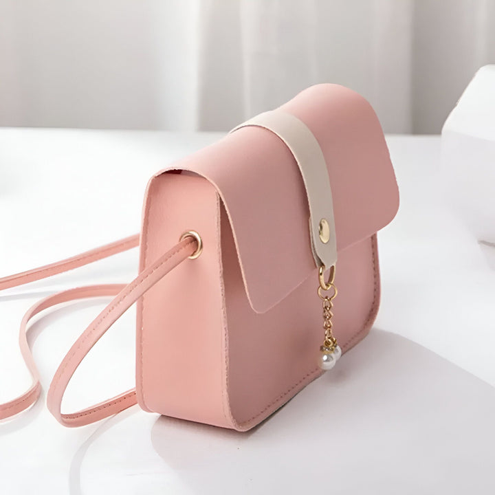 Sac bandoulière rose pâle avec rabat crème et charm perles doré, 46262754246880,46262754279648,46262754312416,46262754345184,46262754377952