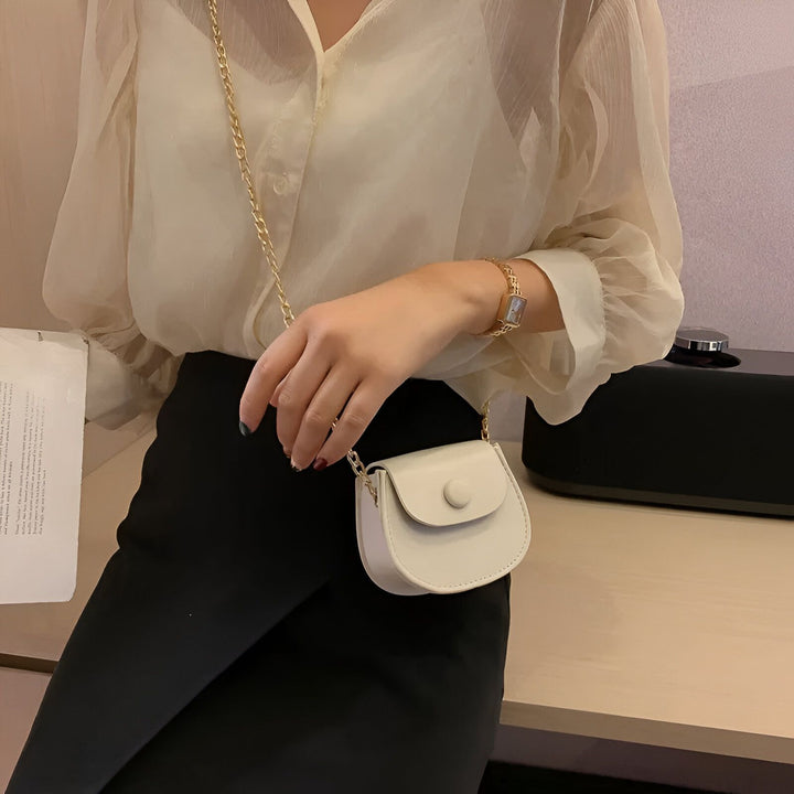 Femme portant un mini sac blanc en cuir avec chaîne dorée., 46193969856736,46193969889504,46193969922272,46193969955040,46193969987808,46193970020576