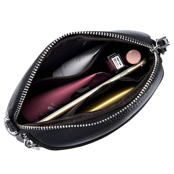 Intérieur d'une pochette en cuir noir ouverte, remplie de cosmétiques et d'un téléphone., 46266442121440,46266442154208,46266442186976,46266442219744,46266442252512