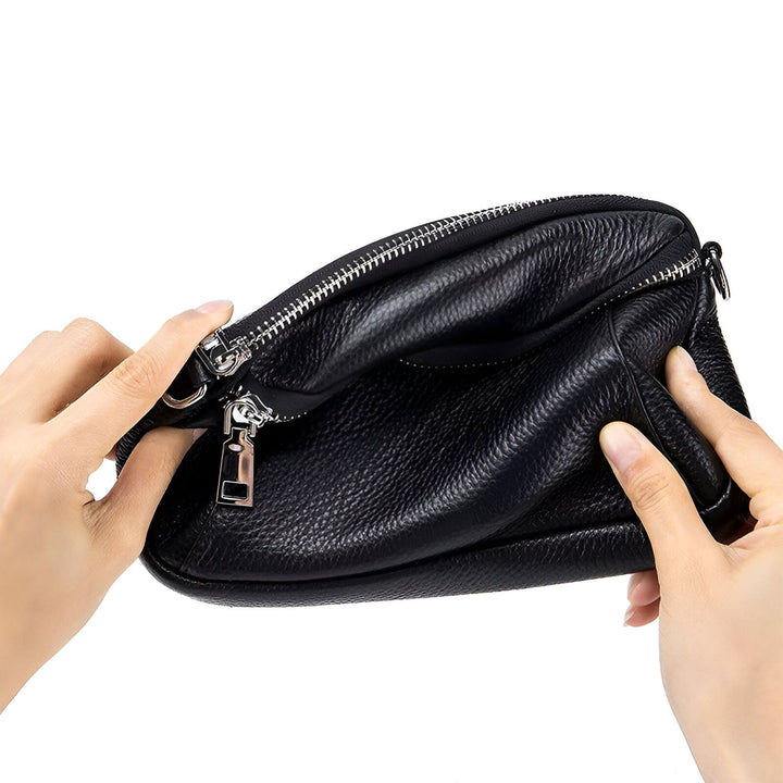 Pochette en cuir noir avec zips tenue ouverte par des mains, 46266442121440,46266442154208,46266442186976,46266442219744,46266442252512
