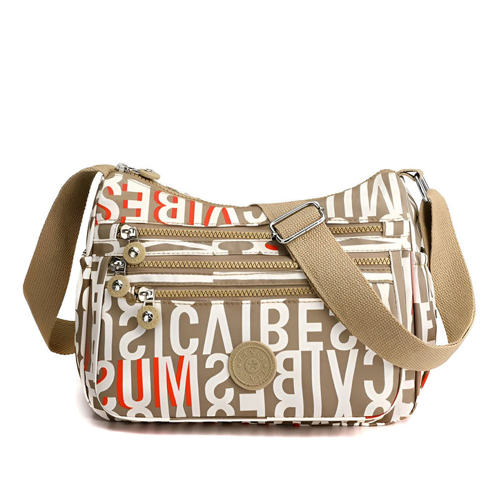 Sac à main bandoulière beige imprimé lettres blanches et rouges avec poches zippées, 46262993518816,46262993551584,46262993584352,46262993617120,46262993649888,46262993682656,46262993715424,46262993748192,46262993780960,46262993813728,46262993846496,46262993879264,46262993912032,46262993944800,46262993977568,46262994010336,46262994043104,46262994075872,46262994108640,46262994141408,46262994174176,46262994206944,46262994239712,46262994272480