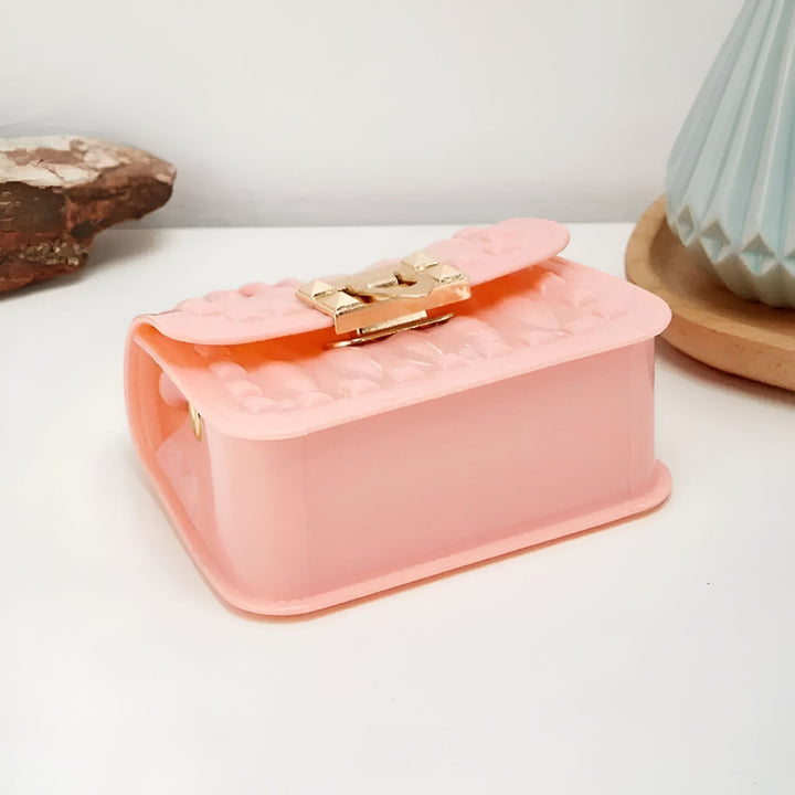 Petit sac à main rose avec rabat matelassé et fermoir doré., 46262992208096,46262992240864,46262992273632,46262992339168,46262992371936,46262992404704,46262992437472