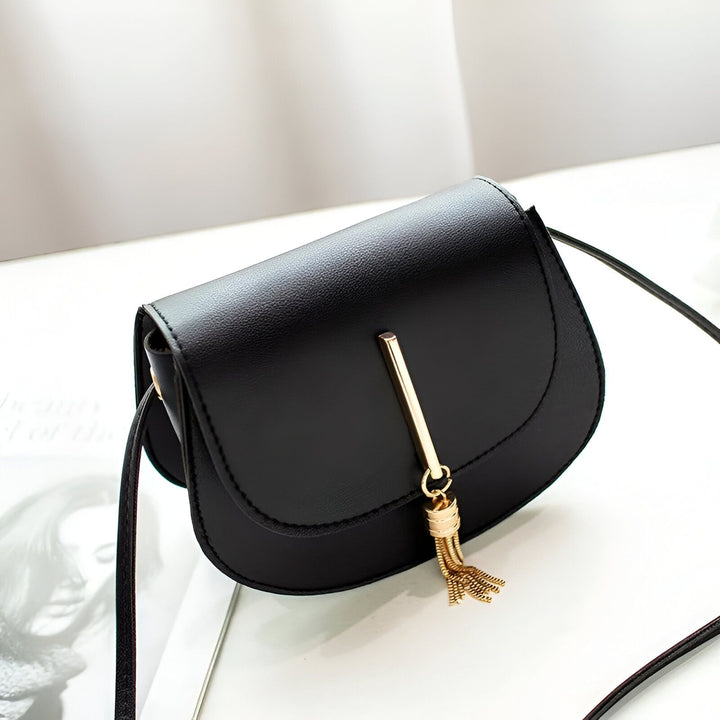 Mini sac bandoulière noir avec rabat et pompon doré., 46262994567392,46262994600160,46262994632928,46262994665696,46262994698464,46262994731232