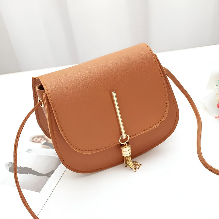 Petit sac marron élégant avec bandoulière fine et gland doré., 46262994567392,46262994600160,46262994632928,46262994665696,46262994698464,46262994731232