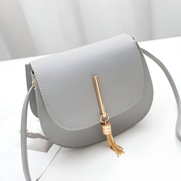 Sac à bandoulière gris avec rabat, ornement et pompon dorés., 46262994567392,46262994600160,46262994632928,46262994665696,46262994698464,46262994731232