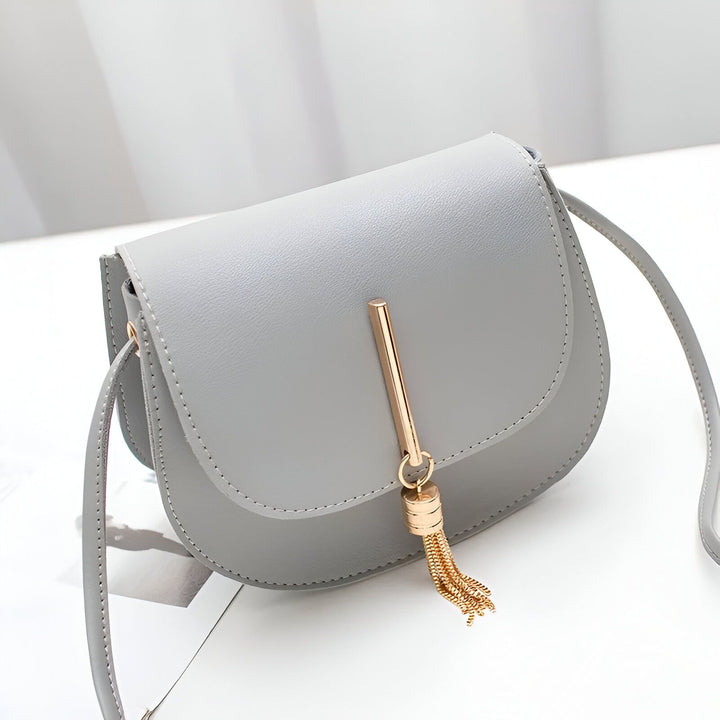Sac à bandoulière gris avec rabat, ornement et pompon dorés., 46262994567392,46262994600160,46262994632928,46262994665696,46262994698464,46262994731232