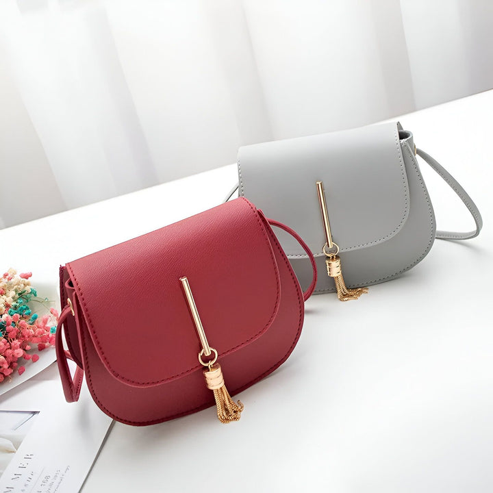 Deux sacs à main bandoulière, un rouge et un gris, avec pompon doré., 46262994567392,46262994600160,46262994632928,46262994665696,46262994698464,46262994731232