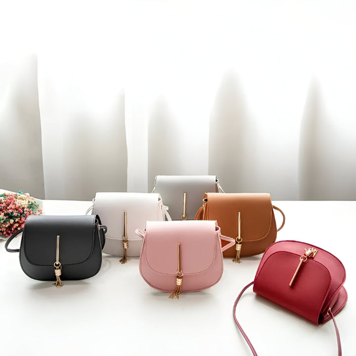 Petits sacs à main ronds aux couleurs variées : noir, blanc, rose, gris, marron, rouge. Accents dorés., 46262994567392,46262994600160,46262994632928,46262994665696,46262994698464,46262994731232