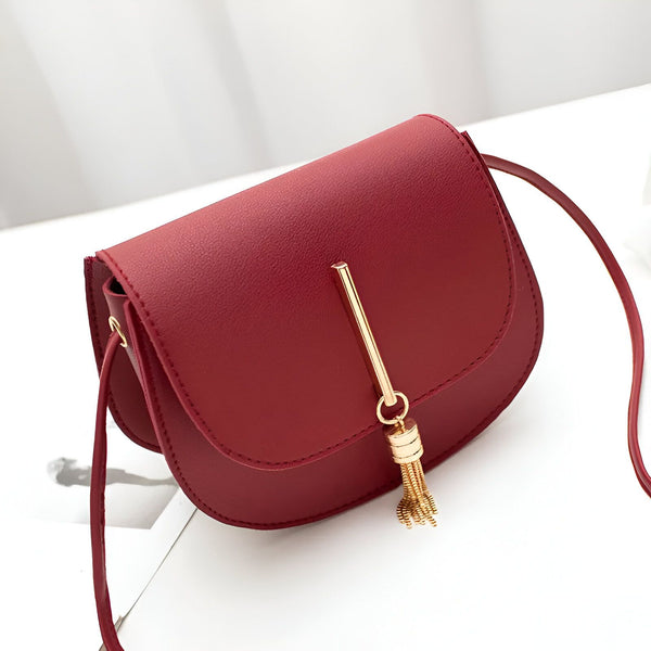 Sac à bandoulière bordeaux en similicuir avec barre et gland dorés., 46262994567392,46262994600160,46262994632928,46262994665696,46262994698464,46262994731232