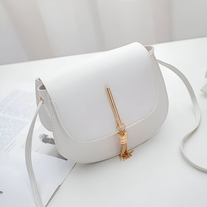 Sac bandoulière blanc à rabat avec barre et pampille dorées, 46262994567392,46262994600160,46262994632928,46262994665696,46262994698464,46262994731232