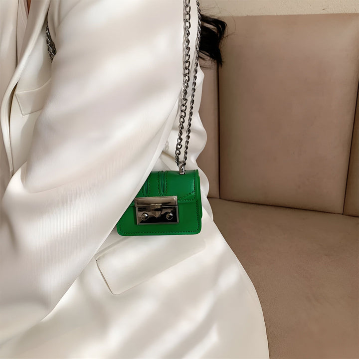 Petit sac vert à bandoulière chaîne argentée porté avec un blazer blanc, 46193972642016,46193972674784,46193972707552,46193972740320,46193972773088,46193972805856