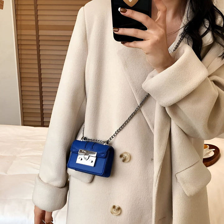 Mini sac bandoulière bleu porté sur un manteau crème., 46193972642016,46193972674784,46193972707552,46193972740320,46193972773088,46193972805856