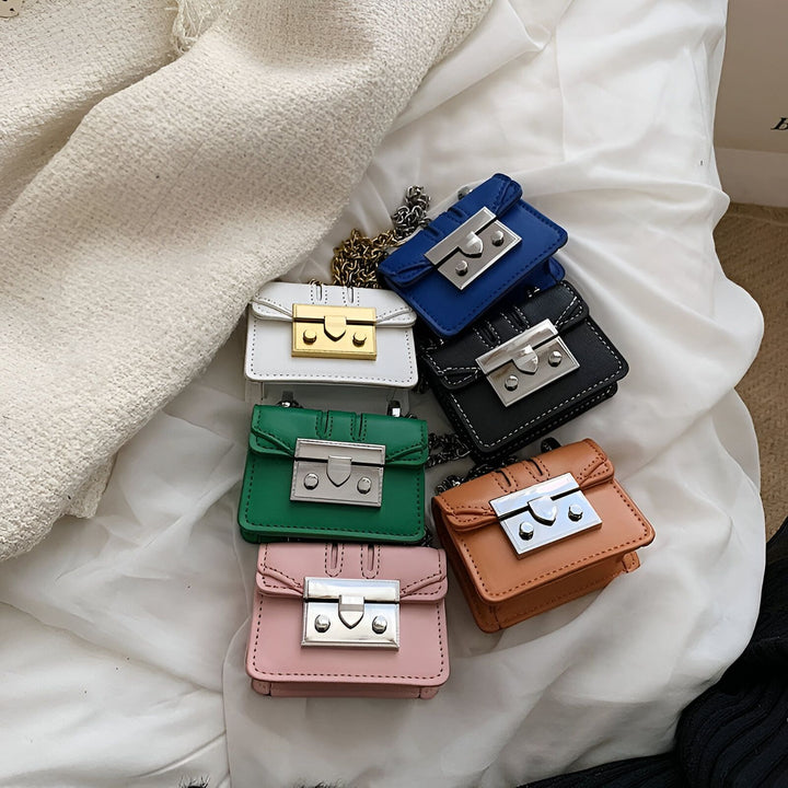 Assortiment de mini sacs à main colorés sur tissu blanc., 46193972642016,46193972674784,46193972707552,46193972740320,46193972773088,46193972805856