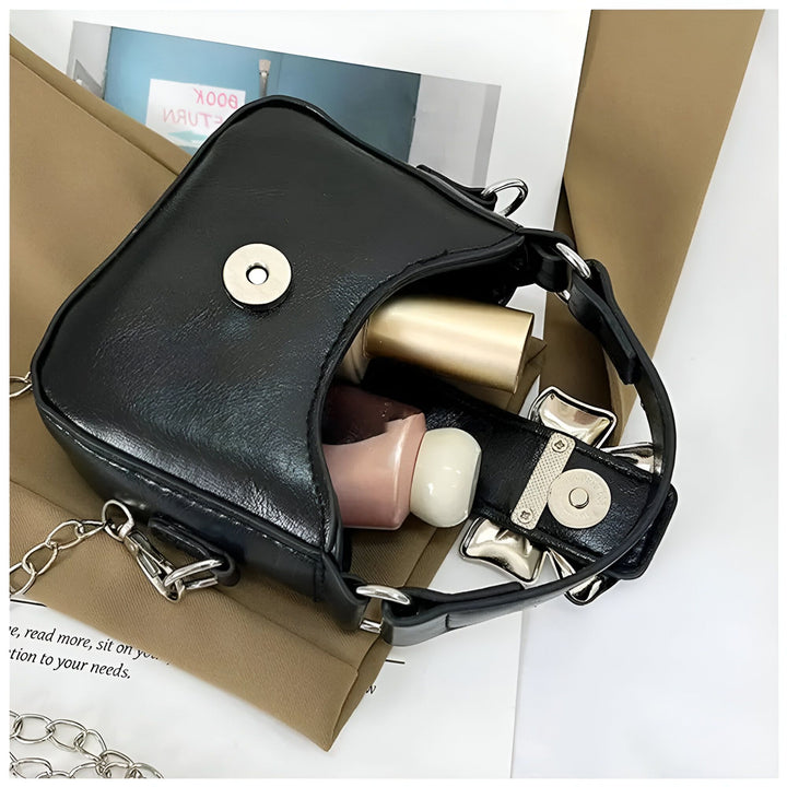 Petit sac à main noir ouvert avec produits de beauté à l'intérieur., 46262992732384,46262992765152,46262992797920,46262992830688,46262992863456