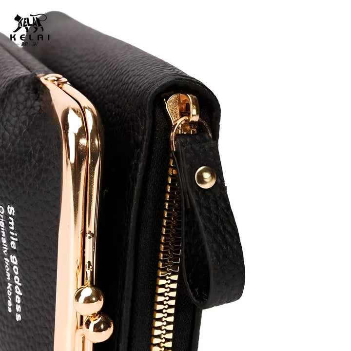 Gros plan sur un portefeuille en cuir noir, fermoir et zip dorés, 46262993027296