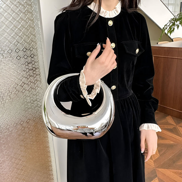 Robe noire velours col blanc volanté, sac argent brillant forme lune., 46194015502560,46194015535328,46194015568096,46194015600864,46194015633632,46194015666400