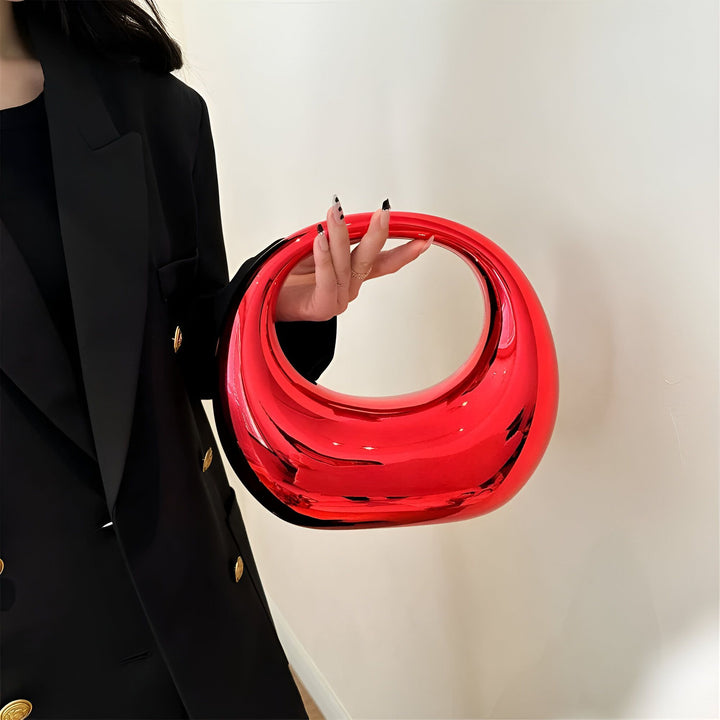 Personne tenant un sac à main rouge brillant de forme ovale, 46194015502560,46194015535328,46194015568096,46194015600864,46194015633632,46194015666400