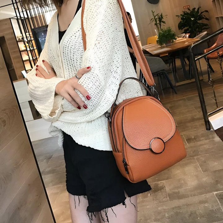 Femme avec cardigan blanc et short noir portant un petit sac à dos marron, 46194000822496,46194000855264,46194000888032
